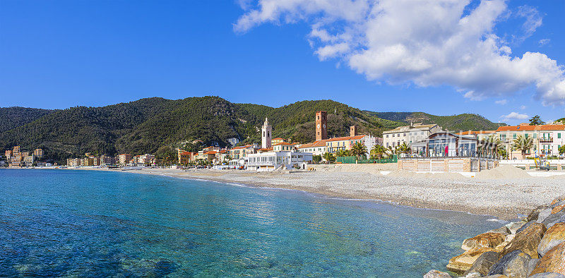 Spiaggia dei Pescatori，位于Ponente Ligure的海滨小镇Noli的海滩